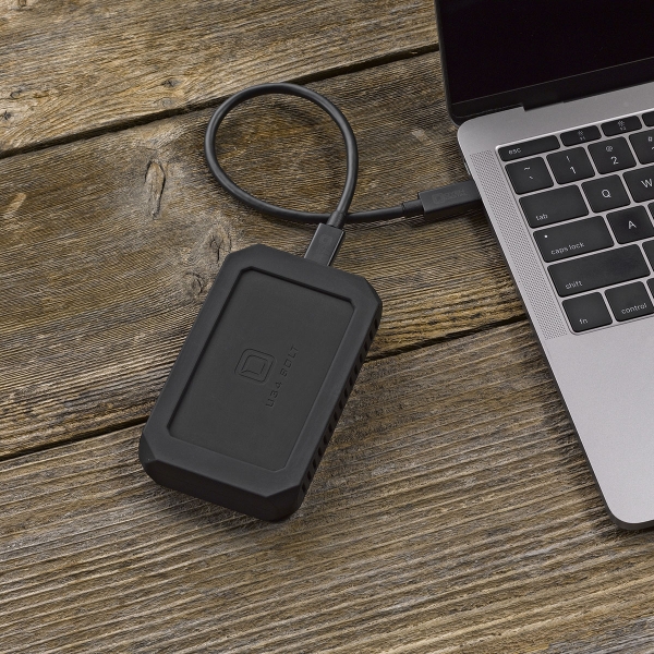 U34Bolt-lifestyle1 U34 Bolt NVME SSD
