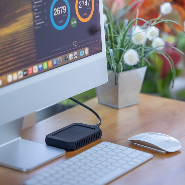 U34Bolt-lifestyle2 U34 Bolt SSD - Lifestyle