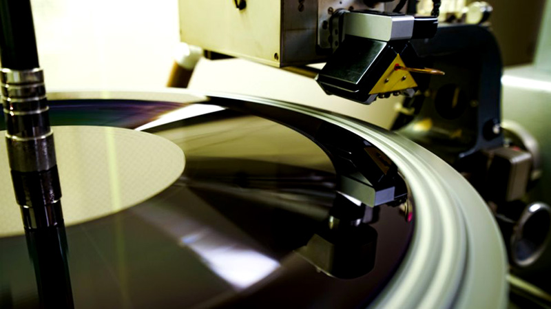 vinyl-mastering-lathe Cutting vinyl on lathe